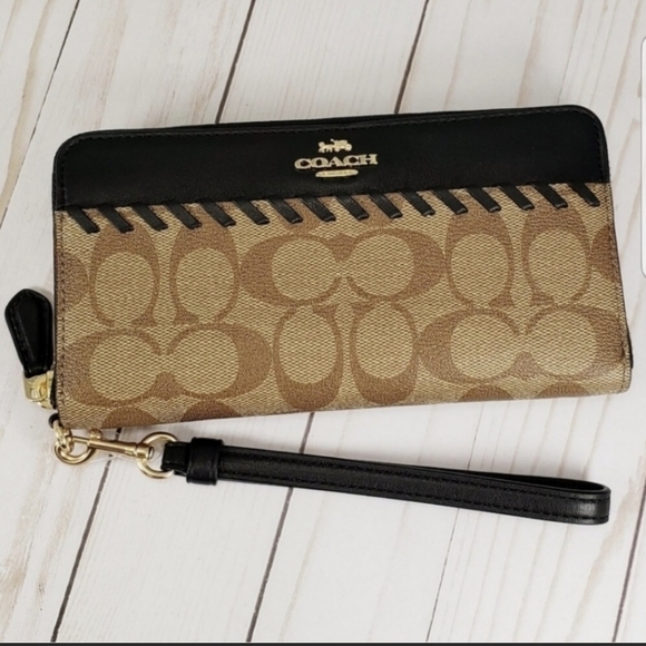 Coach Handbags - ❤️🌹PRICE DROP⬇️ COACH SIGNATURE WRISTLET WALLET